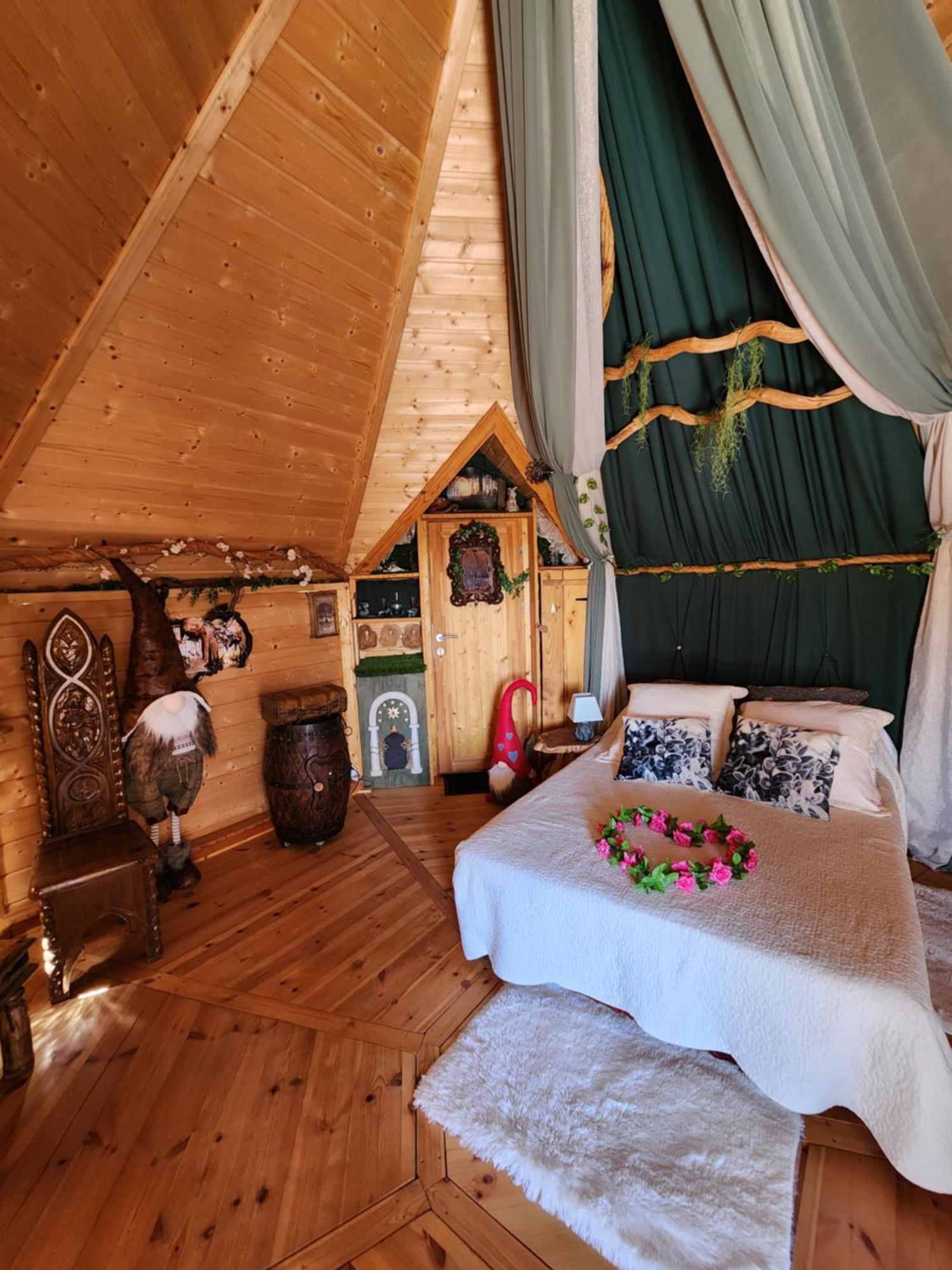 La Chaumiere Magique Des Elfes Et Ses Enigmes Bed & Breakfast Servas  Exterior photo
